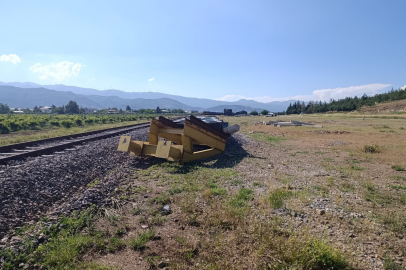 Ayrılan trenin vagonları hortuvara çarparak devrildi