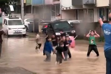 Bursa’da aniden bastıran sağanak hayatı olumsuz etkiledi