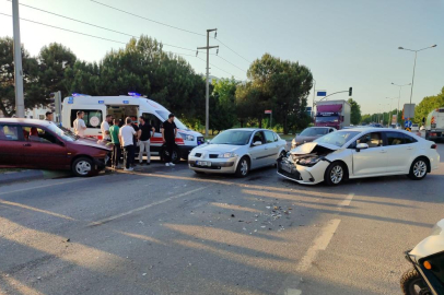 D-650'de iki otomobil kafa kafaya çarpıştı