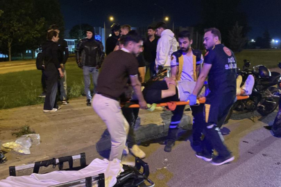 Bursa'da emniyet şeridinde bekleyen motosikletlere çarptı: 3 yaralı
