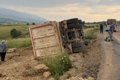 Bursa’da devrilen kamyonun sürücüsü yaralandı