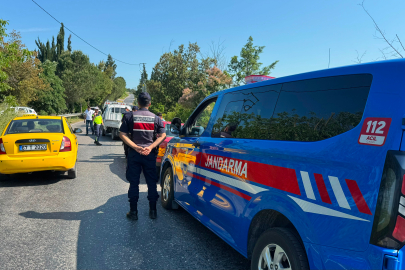Freni boşalan kamyonet tarım aracına çarptı