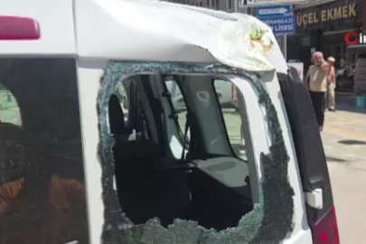 Bursa’da faciadan dönüldü...Asırlık çınar yola devrildi