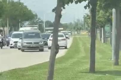 Bursa'da ters şeritten giden otomobil, trafiği böyle kilitledi