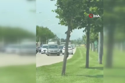 Ters şeritten giden otomobil, trafiği böyle kilitledi