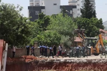 Belediye itfaiye binası için apartmanın istinat duvarını yıktı