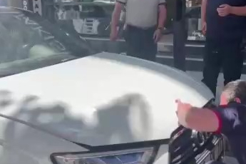 Bir arabadan çıkıp başka arabaların altına giren kedi itfaiyecilere zor anlar yaşattı