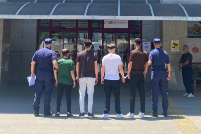 Irmaktaki teknenin kapısını kırıp içeride buldukları alkollerle alem yaptılar