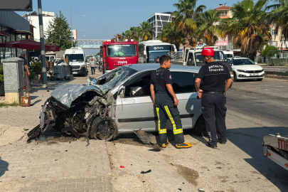 Kontrolden çıkan otomobil refüjdeki bariyerlere çarptı