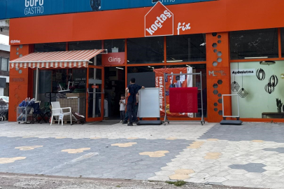 Muğla'da Koç Holding'e bağlı Koçtaş'a taşlı saldırı