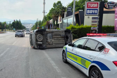Bursa'da kaldırıma çarpan araç takla attı: 2 yaralı
