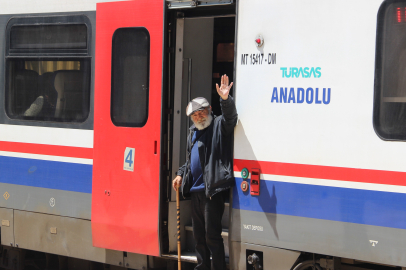 Evsiz kaldı trenler evi oldu