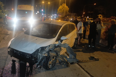 İki araçla çarpışan otomobilden burnu kanamadan çıktı
