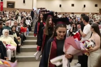 Mezuniyet törenine 50'lik mezunlar damga vurdu