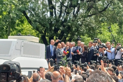 Özgür Özel TBMM önündeki kalabalığa seslendi