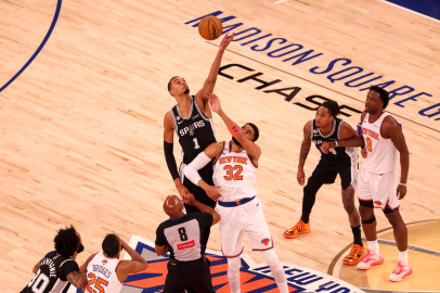 San Antonio Spurs, seride ilk galibiyetini aldı