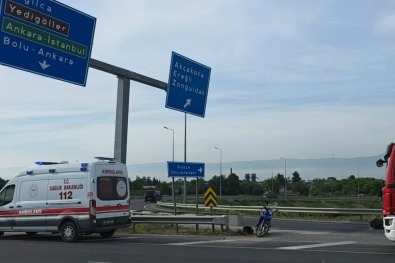 Virajı alamayan motosiklet sürücüsü bariyere çarptı