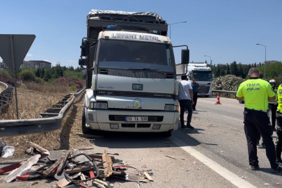 Arızalanan kamyona çarpan tırın sürücüsü hayatını kaybetti