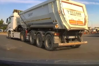Seyir halindeki kamyonun lastiği patladı