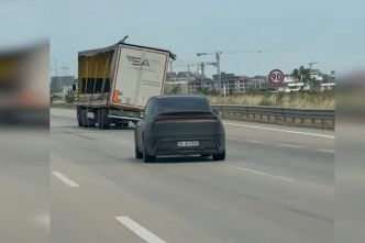 Yana yatan dorseyle kilometrelerce ilerledi