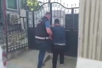 Otomobilin bagajındaki zuladan onlarca silah parçası çıktı