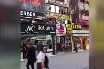 Berberlerin sopalı kavgası kameraya yansıdı