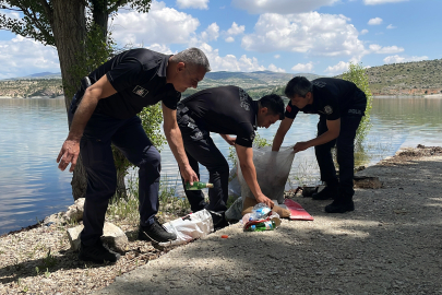 Dalgıç polislerden çevreye örnek davranış