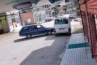 El freni çekilmeyen otomobil hareket edip minibüse çarptı