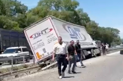 Karacabey’de ön lastiği patlayan tır refüje girdi