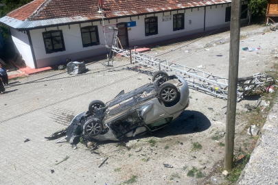 Takla atan otomobil aydınlatma direğine çarptı