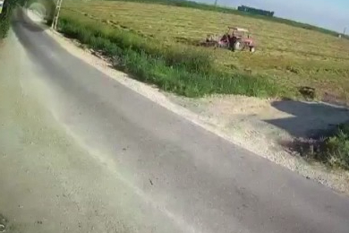 Traktörün pulluğuna takılarak ölümle burun buruna gelen çiftçinin korku dolu anları kamerada