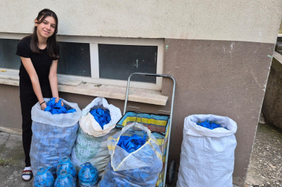 Boyu kadar mavi kapağı depremzedeler için topladı