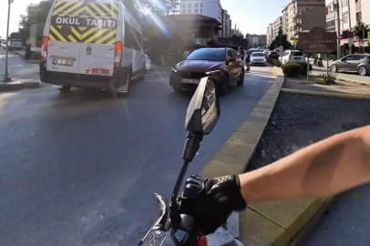 Önce motosikletlinin üzerine kırdı, sonra ters yöne girdi