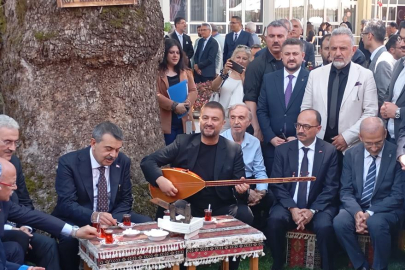 Bakan Tekin Bursa'da çınar altında türkü söyledi