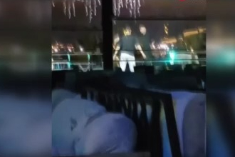 Birbirini tanımayan şahısların bıçaklı ve koltuklu kavgası kamerada