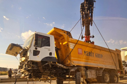 Bursa'da hafriyat kamyonu refüje girdi, trafik felç oldu