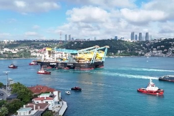 İstanbul Boğazı'ndan geçen dev vinç gemisi havadan görüntülendi