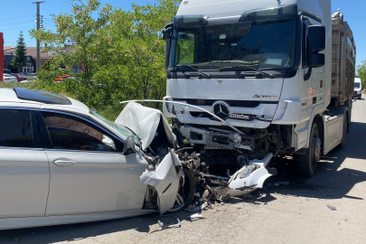 Lüks otomobil hurdaya döndü, sürücü ağır yaralandı