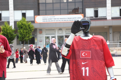 Türkiye'nin nüfusa kayıtlı robotu CANİKMAN öğrencilerle buluştu