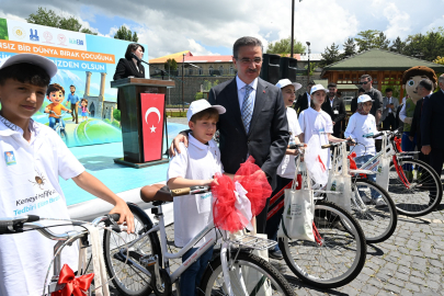 Babalarına sigarayı bıraktırdılar, bisikleti kaptılar