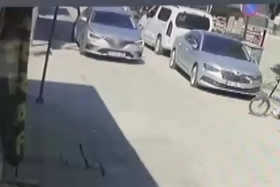 Bisikletiyle aniden yola çıkan çocuğa otomobil çarptı