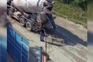 Vatandaş belediyeden umudu kesince cebinden para verip çukura beton döktü