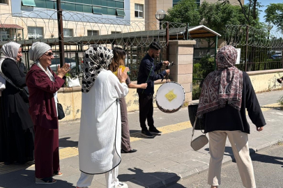 Mahkemeden çıktı, davul zurnayla kutladı
