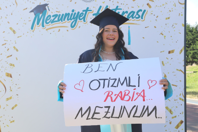 'Otizm' engel tanımadı, genç müzisyen üniversiteden mezun oldu