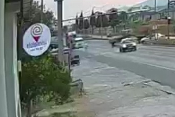 Şaşkına çeviren kaza kamerada