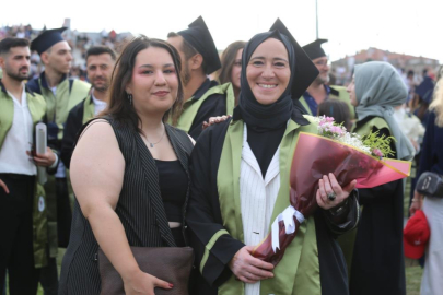 Anne-kızın üniversite yolculuğu mezuniyetle taçlandı