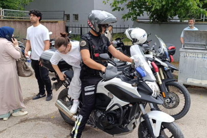Bursa'da yanlış okula gelen adayların yardımına polis koştu
