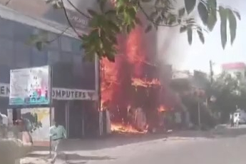 Hindistan’da eğitim merkezi yandı: 14 ölü