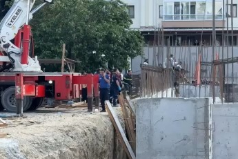 Kamyondan dökülen hafriyatın altında kalan 2 işçi yaralandı