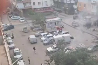 Park halindeki aracın tavanında çıkan yangına vatandaşlar müdahale etti